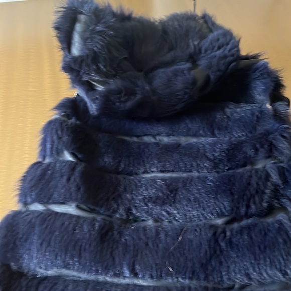 Stunning furry hooded vest - Picture 3 of 11